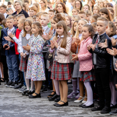 Skolēni aplaudē.