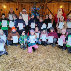 Ciemos pie Ziemsvētku rūķiem.