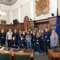 skolēni Saeimas sēžu zālē