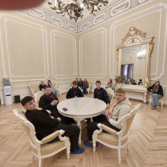 skolēni Saeimas Dzeltenajā zālē