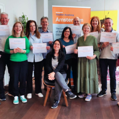 Kursu dalībnieki ar apliecībām par Eiropas skolotāju skolas absolvēšanu.