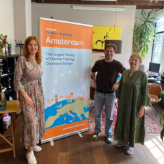 Kopā ar Amsterdamas Eiropas skolotājju akadēmijas direktoru, spāņu valodas skolotāju.
