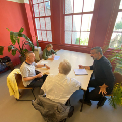 Grupas diskusija pie galda.