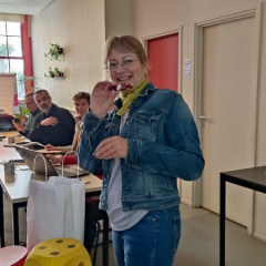 Skolotāja Rasa ar Latvijas konfekti rokā.