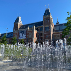 Strūklaka Amsterdamas Mākslas muzeja (Rijksmuseum) iekšpagalmā
