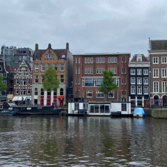 Skats uz Amsterdamas kanālu un ēkām