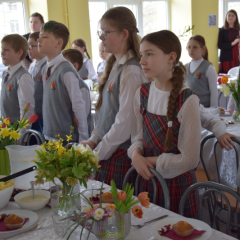 Latvijas Neatkarības atjaunošanas dienas svētkos Saldus pamatskolā - balti klāti pusdienu galdi