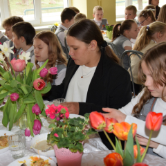 Latvijas Neatkarības atjaunošanas dienas svētkos Saldus pamatskolā - balti klāti pusdienu galdi