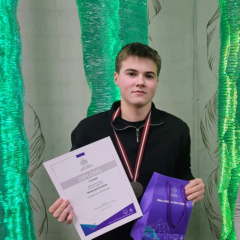 Skolēns ar diplomu.