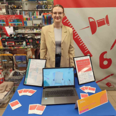 Meitene pie sava stenda tirdziņā.