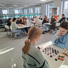 Skolas dambretes turnīrā.