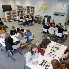 Skolas dambretes turnīrā.