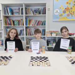 Skolas dambretes turnīrā.