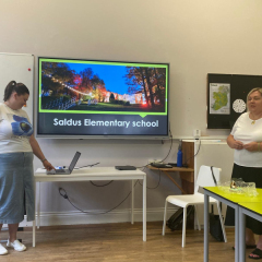 Skolotājas Evita un Rūta prezentē Saldus pamatskolu pārējiem kursu dalībniekiem