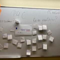 Līmlapiņas pie tāfeles.