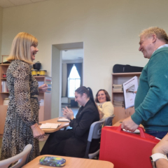 Fizikas skolotājs saņem jauno aprīkojumu.