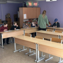 Teorijas jautājumu kārtošana klases telpā.