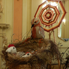 Kompozīcija - ligzda no koku zariem un dekoratīvi putni