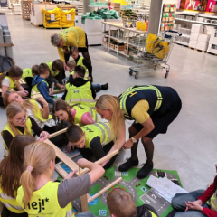 Bērni veikalā montē galdiņu.