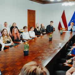 25022026_IZM_tikšanās_ar_skolēnu_pašpārvalžu_konkursa_“Brīvprātīgais_darbs_skolas_un_kopienas_labumam”_uzvarētājiem