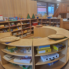 Sākumskolā GTVS Horzendorf – daudz dabīgo koka mēbeļu un atvērtas darba vietas.