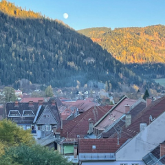 Vēsturiskā pilsētiņa Friesach, saulei rietot.