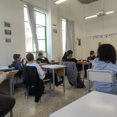 Mācību stunda. Skolās nav garderobju, virsdrēbes skolēni novieto klašu telpās uz krēslu atzveltnēm.