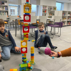 Bērni no lego uzcēluši torni.