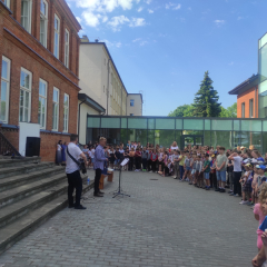 Koncertlekcija skolas iekšpagalmā.