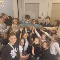 Bērni tur rokās teātra rikvizītu - zivi.