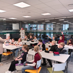 Nodarbība skolas bibliotēkā.