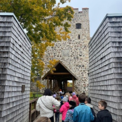 Bērni dodas uz pils ieeju.