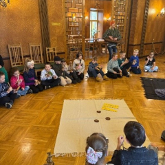 Nodarbības laikā pilī bērni uz grīdas sēž aplī.