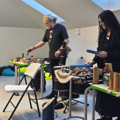 Mūzikas nodarbībā māklsinieki demonstrē instrumentus.