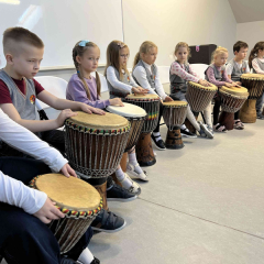 Bērni pusaplī sēž pie bungām.302134771955798_n