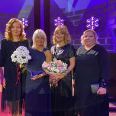 Skolas vadības komanda un skolotāja ar saņemto balvu - "Zinību spārni"