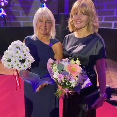 Skolotāja ar balvu un kopā ar direktori 