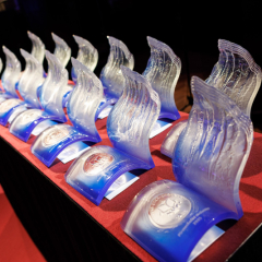  Stikla mākslinieces Andas Munkevicas veidotās balvas “Zinību spārni”