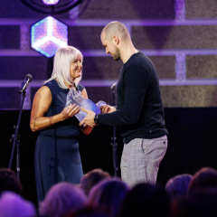 Skolotājai Lāsmai balvu pasniedz hokejists Miķelis Rēdlihs