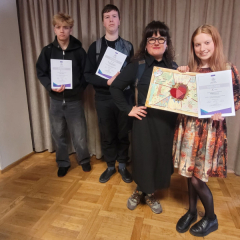 Konkursa nominanti kopā ar skolotāju.  