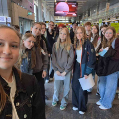 Saldus pamatskolas skolēnu grupa un skolotājas Rīgas lidostā pirms došanās uz Amsterdamu.