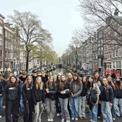 Nīderlandes un Latvijas skolēni un skolotāji uz viena no Amsterdamas kanālu tiltiem.