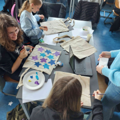 Audumu maisiņu apgleznošanas darbnīca Cortesius Licejā Amsterdamā.