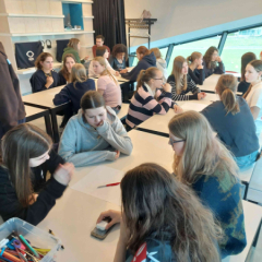 Kino muzejā EYE/ ACS filmu veidošanas nodarbība. Skolēni veido īsfilmas scenāriju.