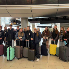 Saldus pamatskolas skolēnu grupa un skolotāja Schipholas lidostā Amsterdamā īsi pirms atgriešanās Latvijā.