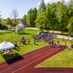 Pārgājiena dalībnieki ienāk Sātiņu stadionā.