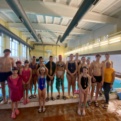 Saldus pamatskolas peldēšanas sacensību dalībnieki ar medaļām.