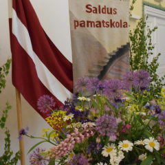 Latvijas un skolas karogs