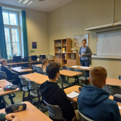 Rakstniece klasē sarunājas ar skolēniem.