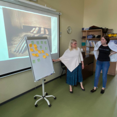 Zviedru eksperte pa kreisi komentē pedagogu veikumu.